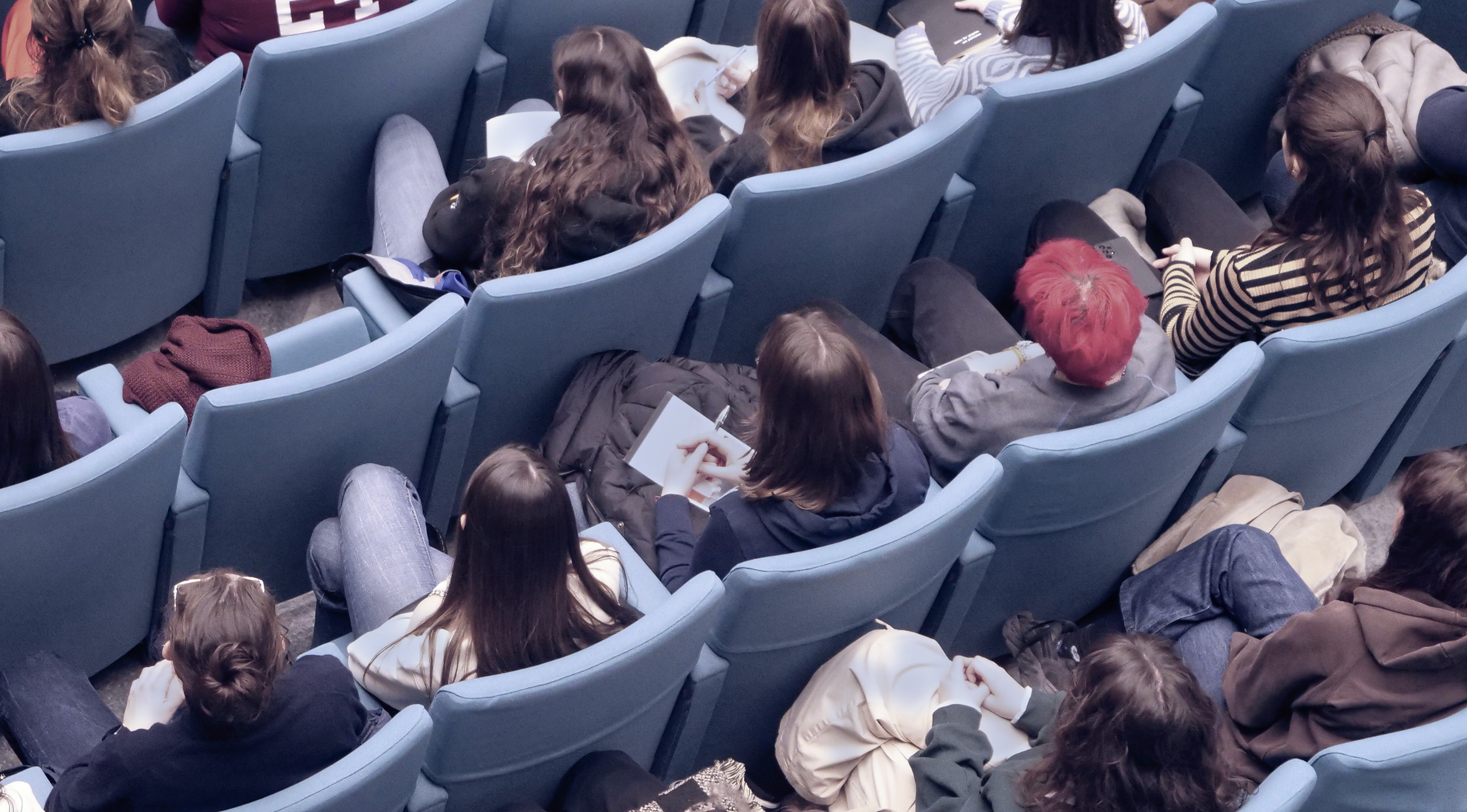 Aula Magna con pubblico di studenti e studentesse