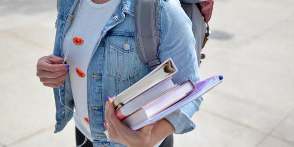 Ragazza con libri in mano