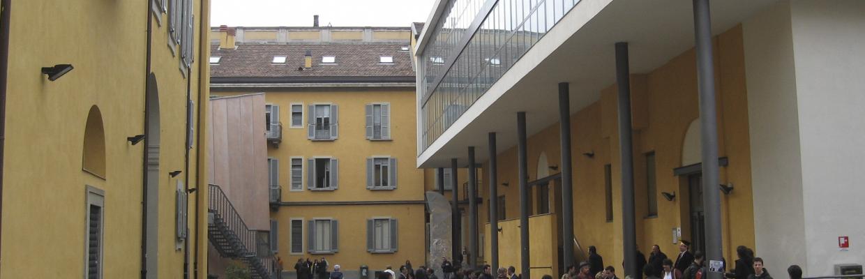 Studenti nel cortile